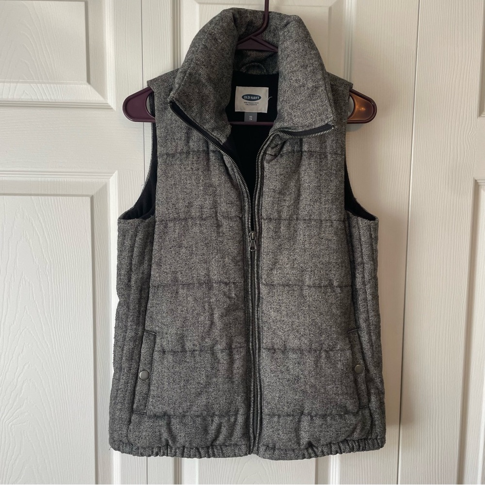 Puffer vest with tweed-like fabric